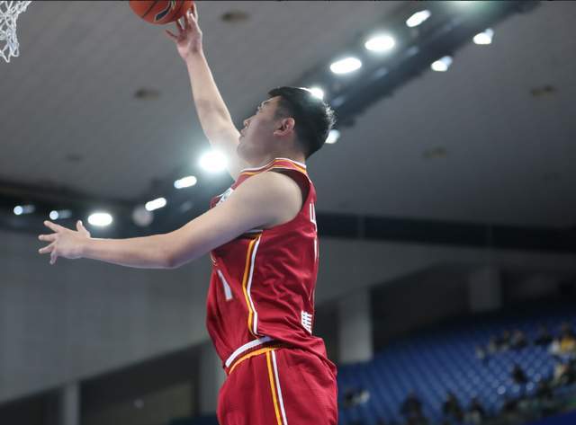 星空体育app-对阵辽篮被撞翻,山东大汉重伤!至少缺席一个月,真不是好消息