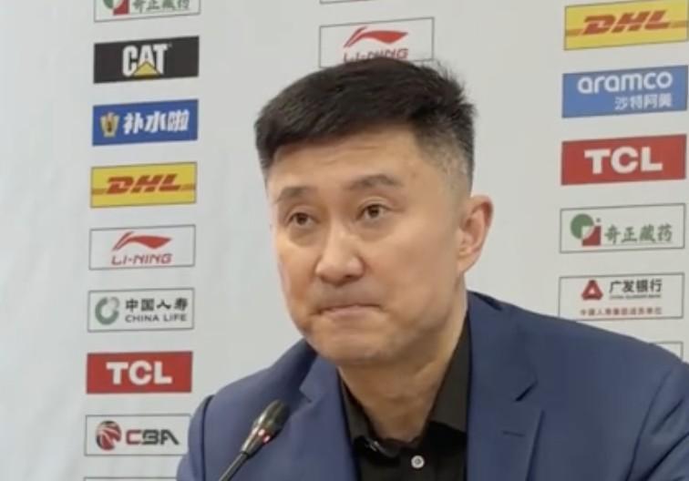 杜锋暖心祝福球迷大爷:每次来吉林都会看到他,希望他一切顺利